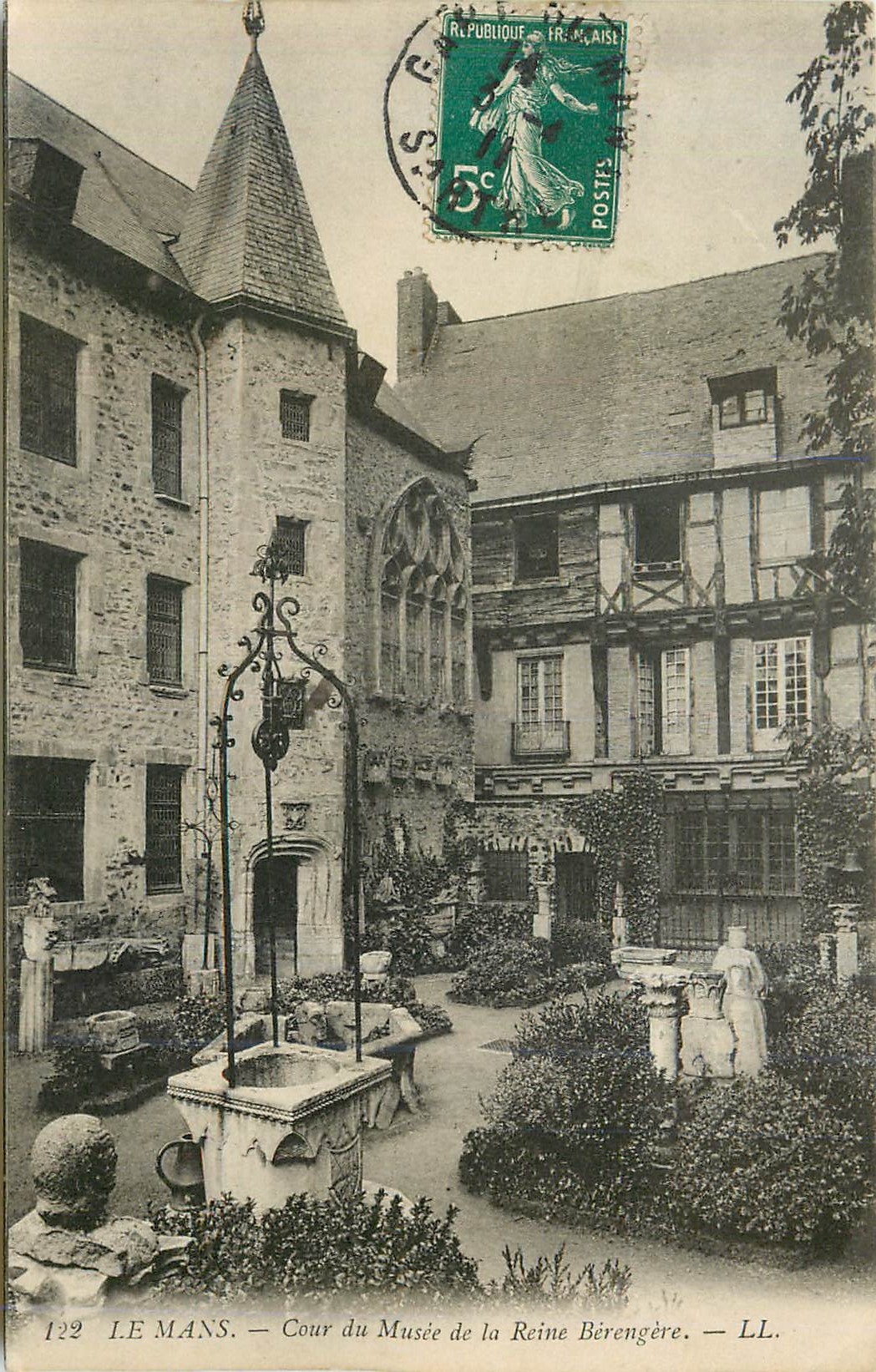 CPA Le Mans Cour du Musee de la Reine Berengere