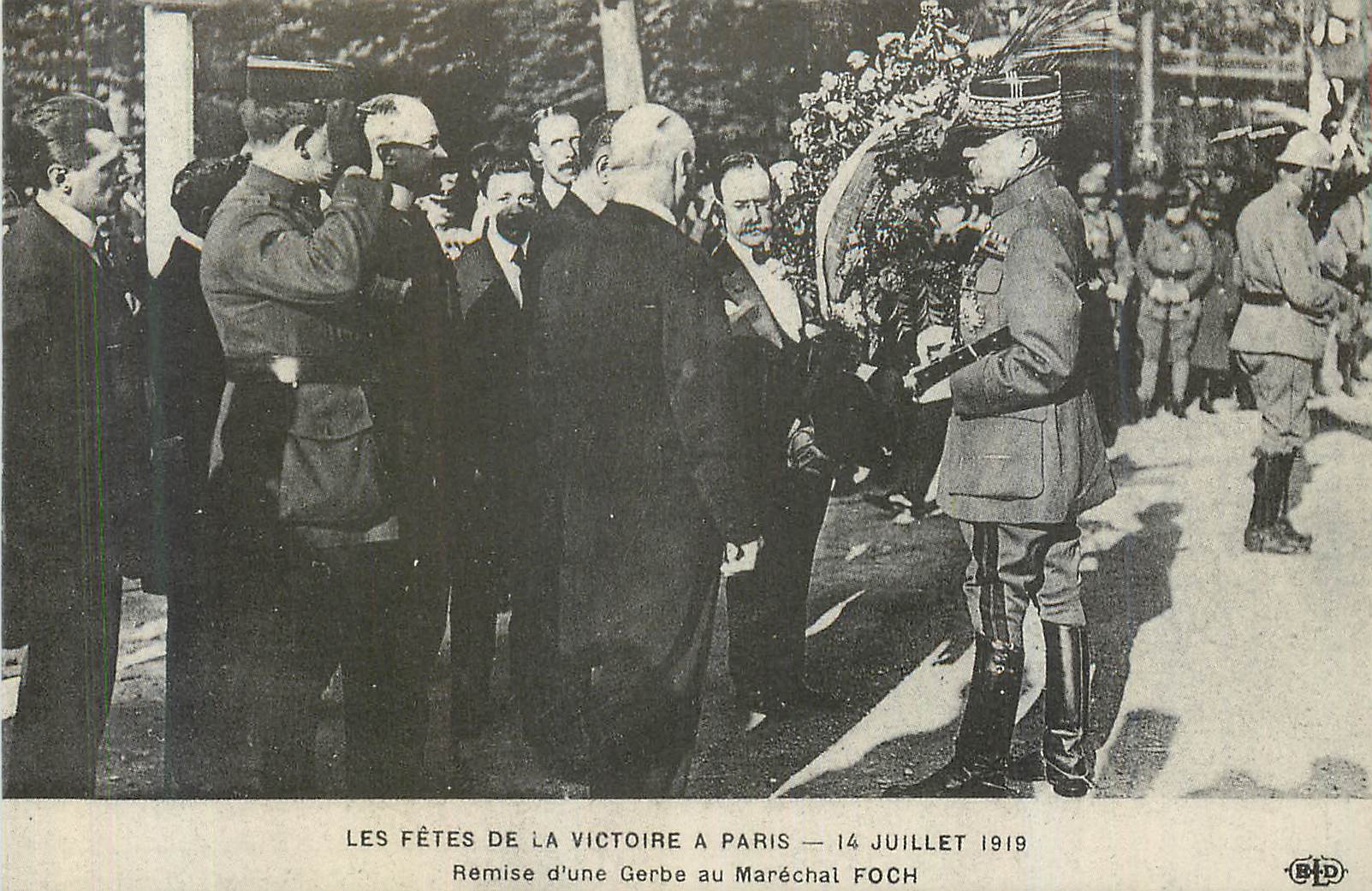 REPRO Les Fetes de la Victoire a Paris 14 Juillet 1919 Remise d'une Gerbe au Marechal Foch
