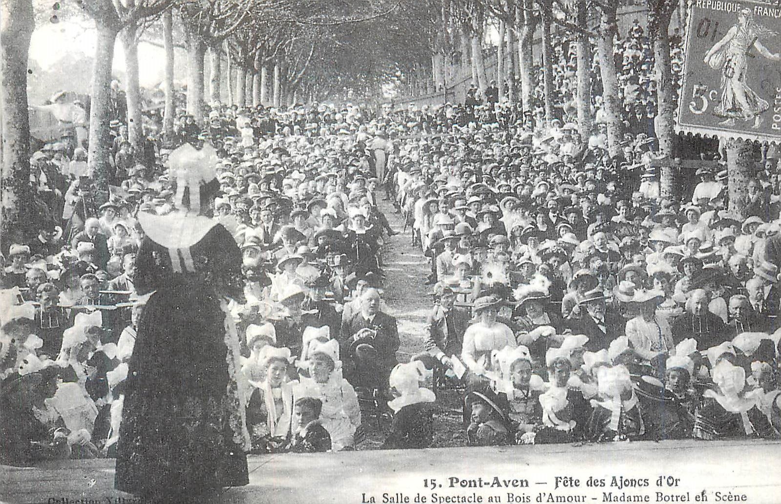 REPRO Pont Aven Fete des Fleuves d'Ajonc d'Or La Salle de Spectacle au Bois d'Amour