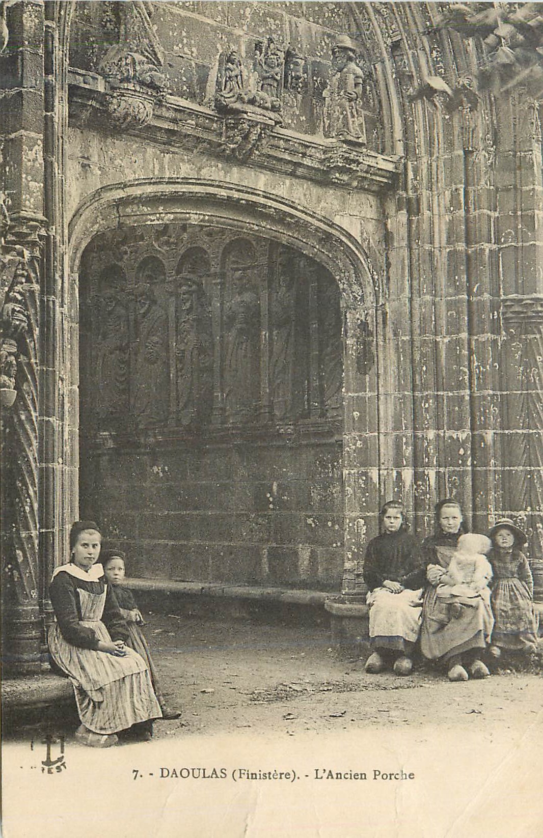 CPA Daoulas (Finistere) L'Ancien Porche Folklore