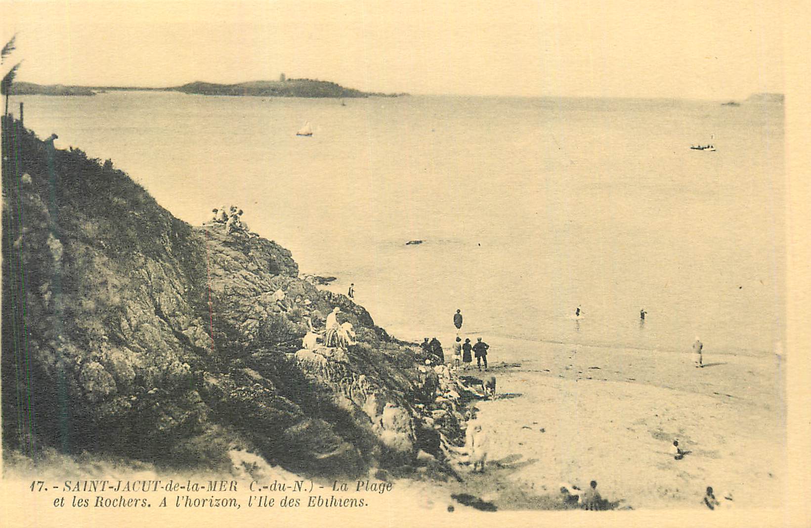 Saint-Jacut-de-la-Mer (C.-du-N.) — La Plage et les Rochers. À l'horizon, l'île des Ebihvens.