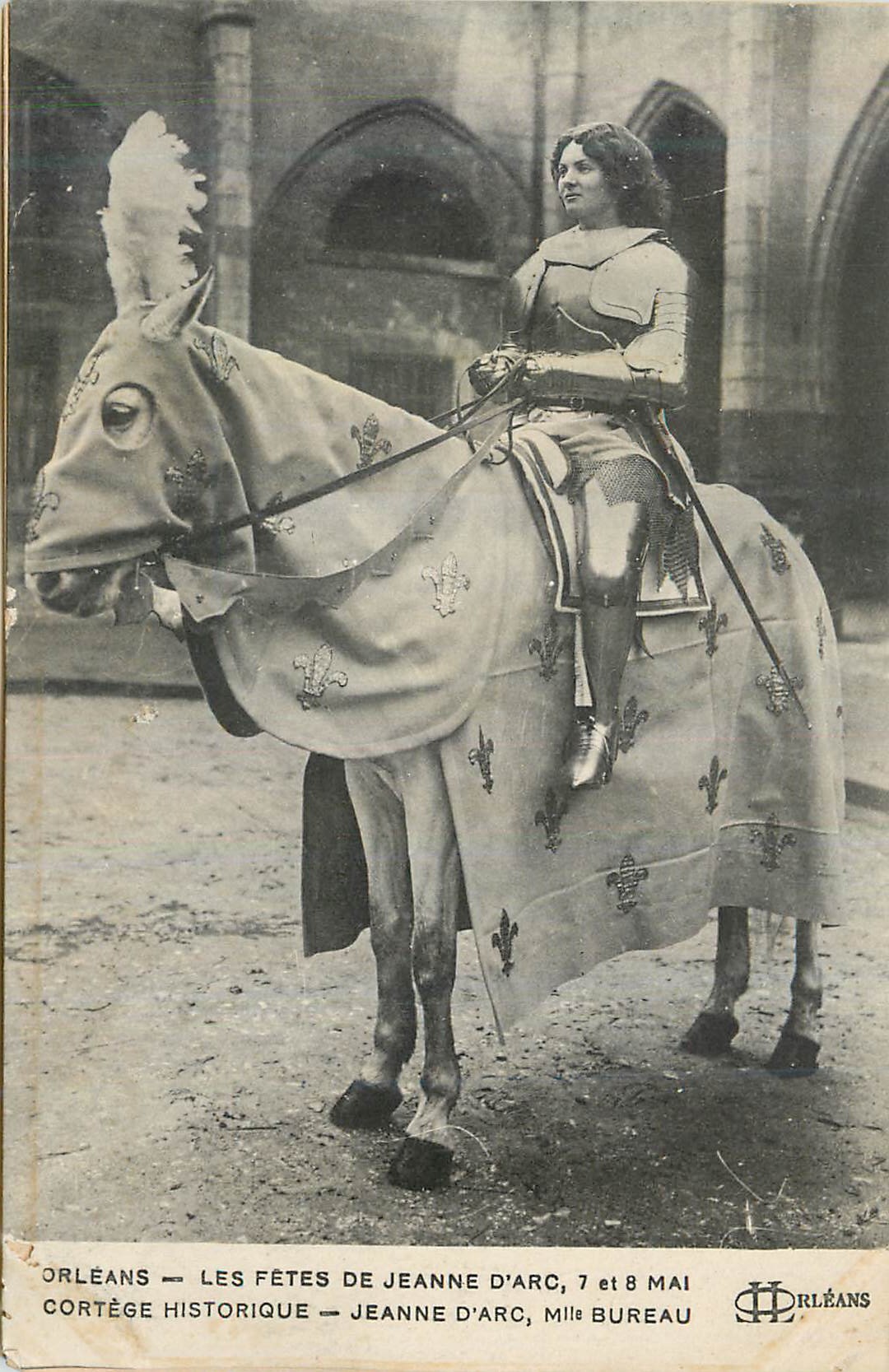 CPA Orleans Les Fetes de Jeanne D'Arc 7 et 8 Mai Cortege Historique