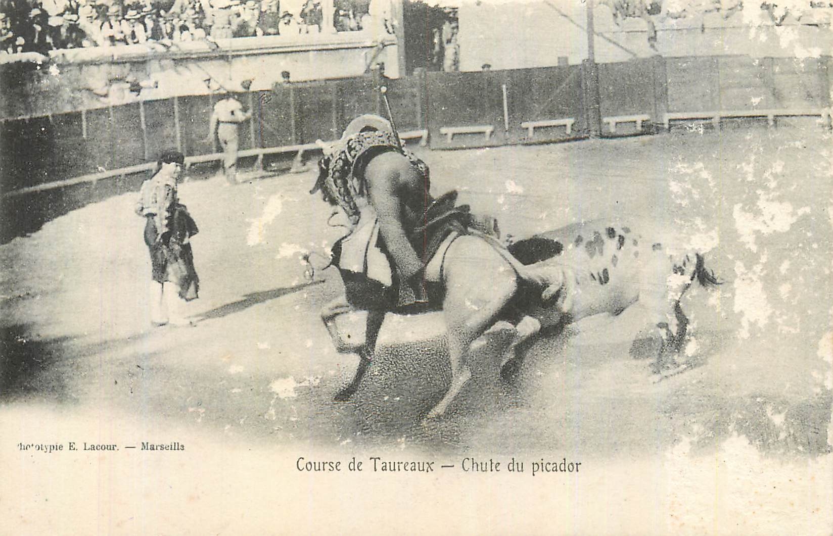 CPA Course de Taureaux Chute du Picador