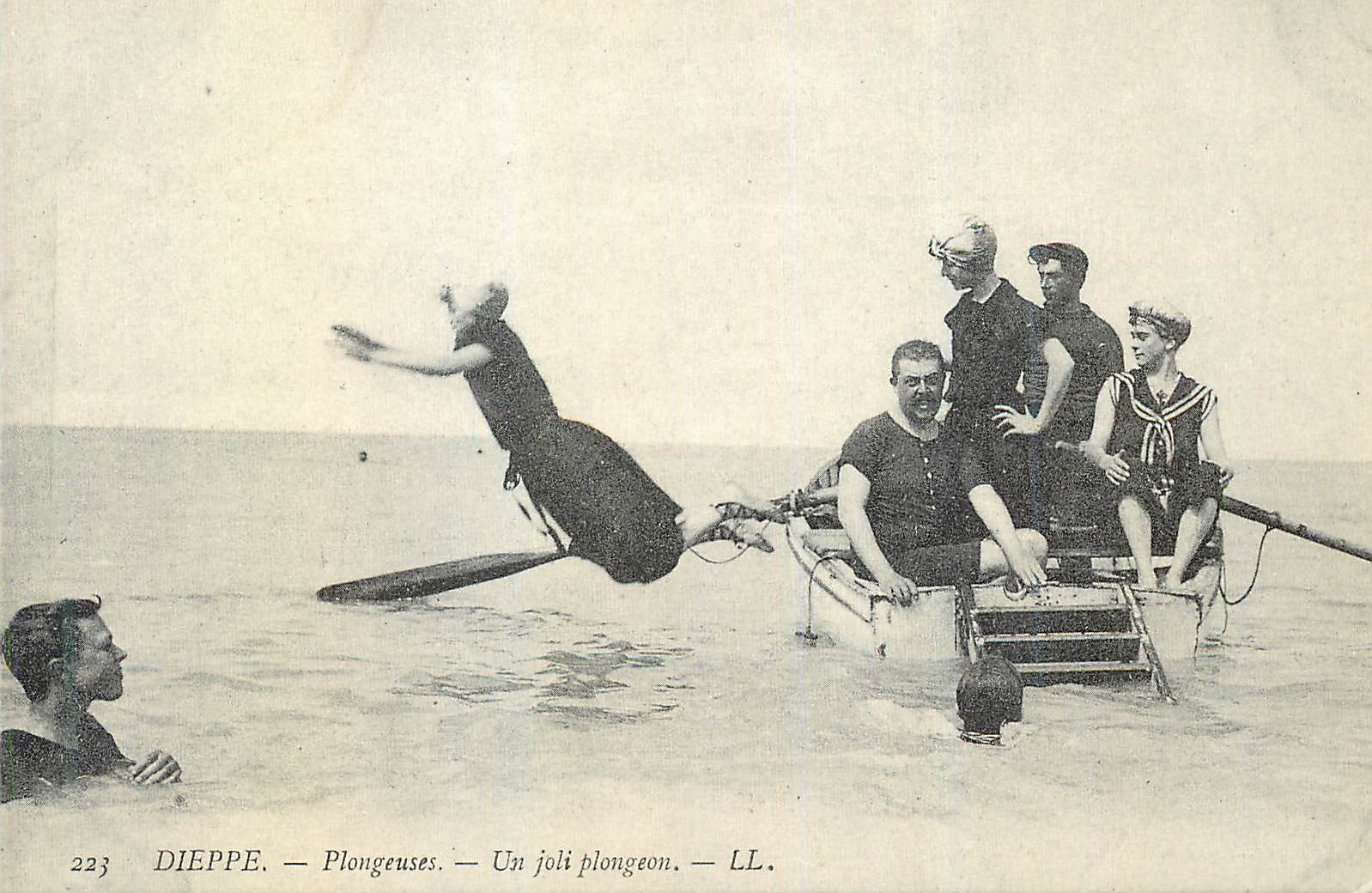 CPA Dieppe Plongeuses un Joli Plongeon