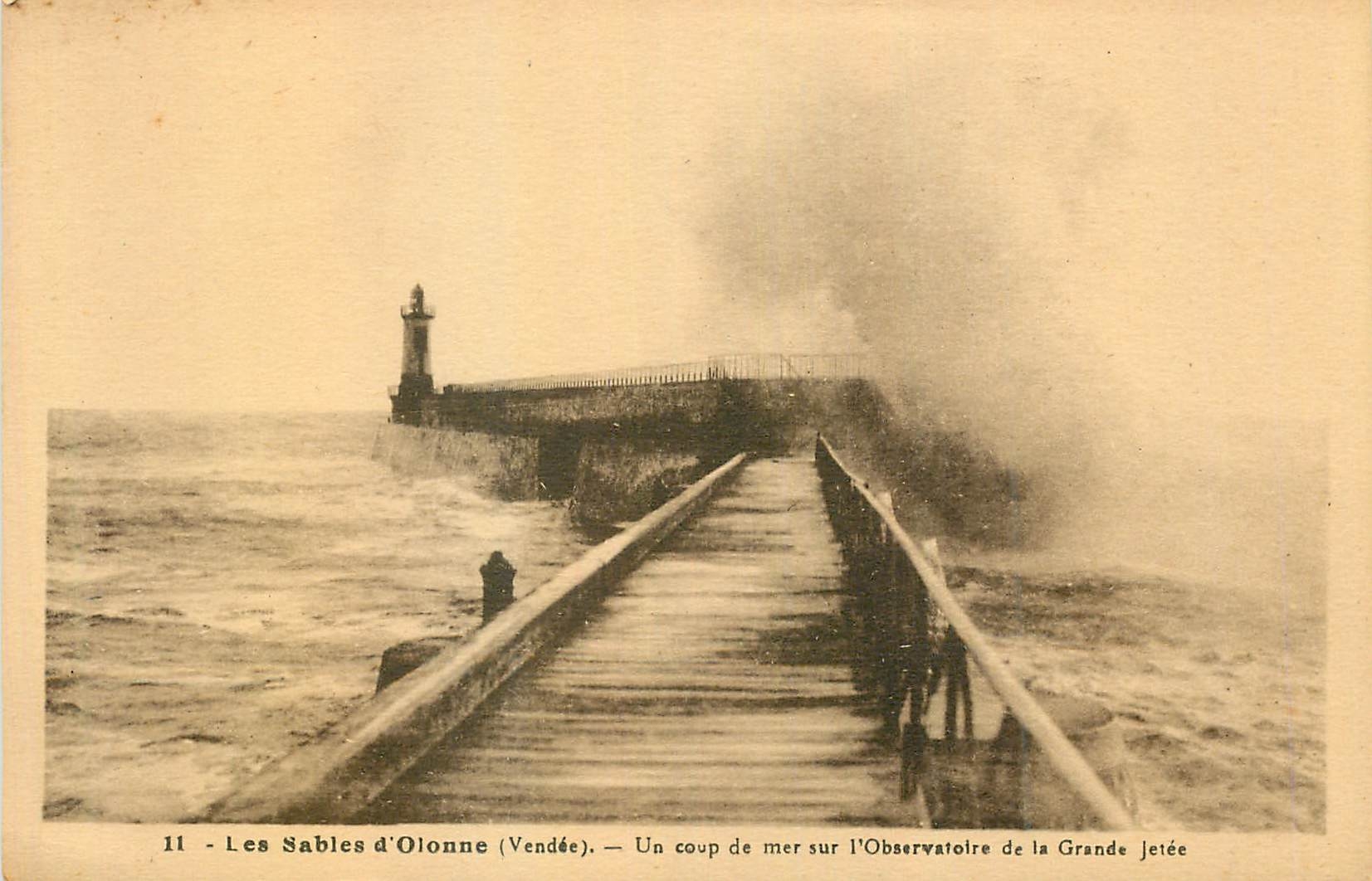 Les Sables d'Olonne (Vendée) — Un coup de mer sur l'Observatoire de la Grande Jetée — Édition H. R. Letort