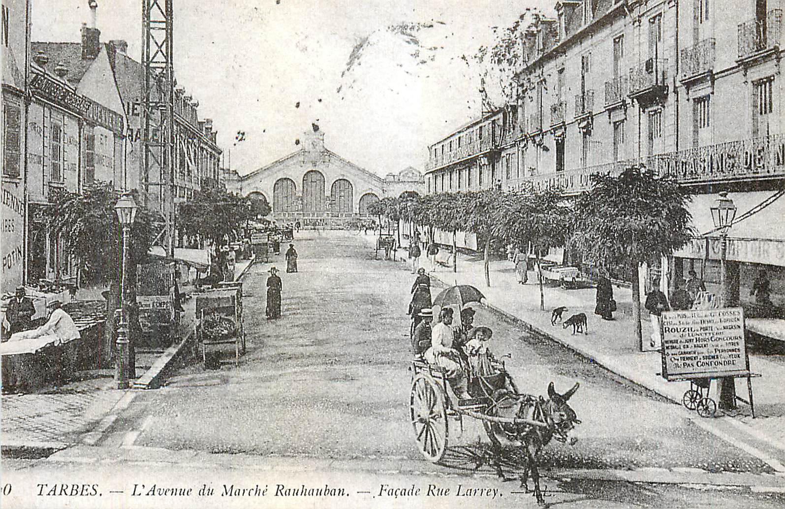 Tarbes — Ansicht der Avenue du Marché Rauhauban — Fassade der Rue Larrey