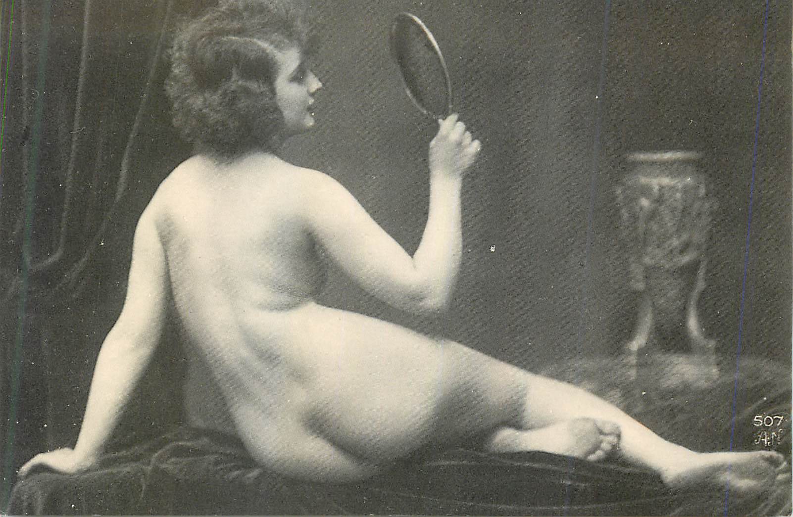 Nu à l'indéfrisable — modèle nu tenant un miroir — éditeur Les Nus, n° 507