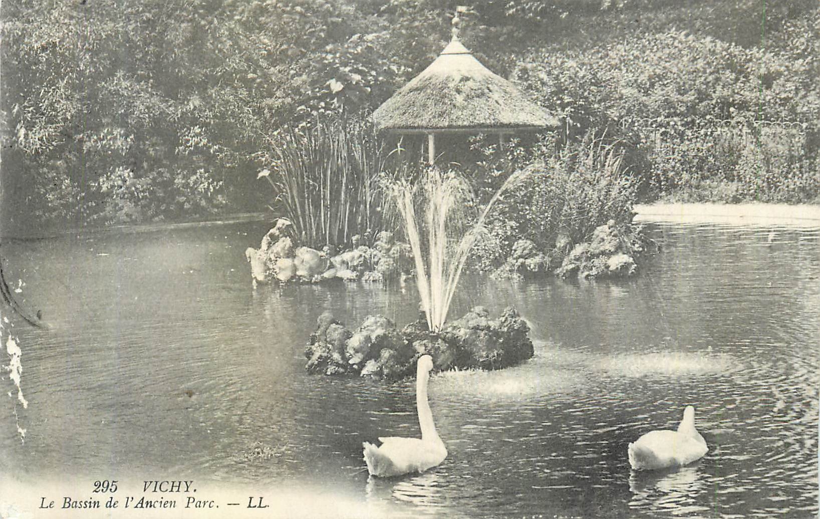 CPA Vichy Le Bassin de l'Ancien Parc
