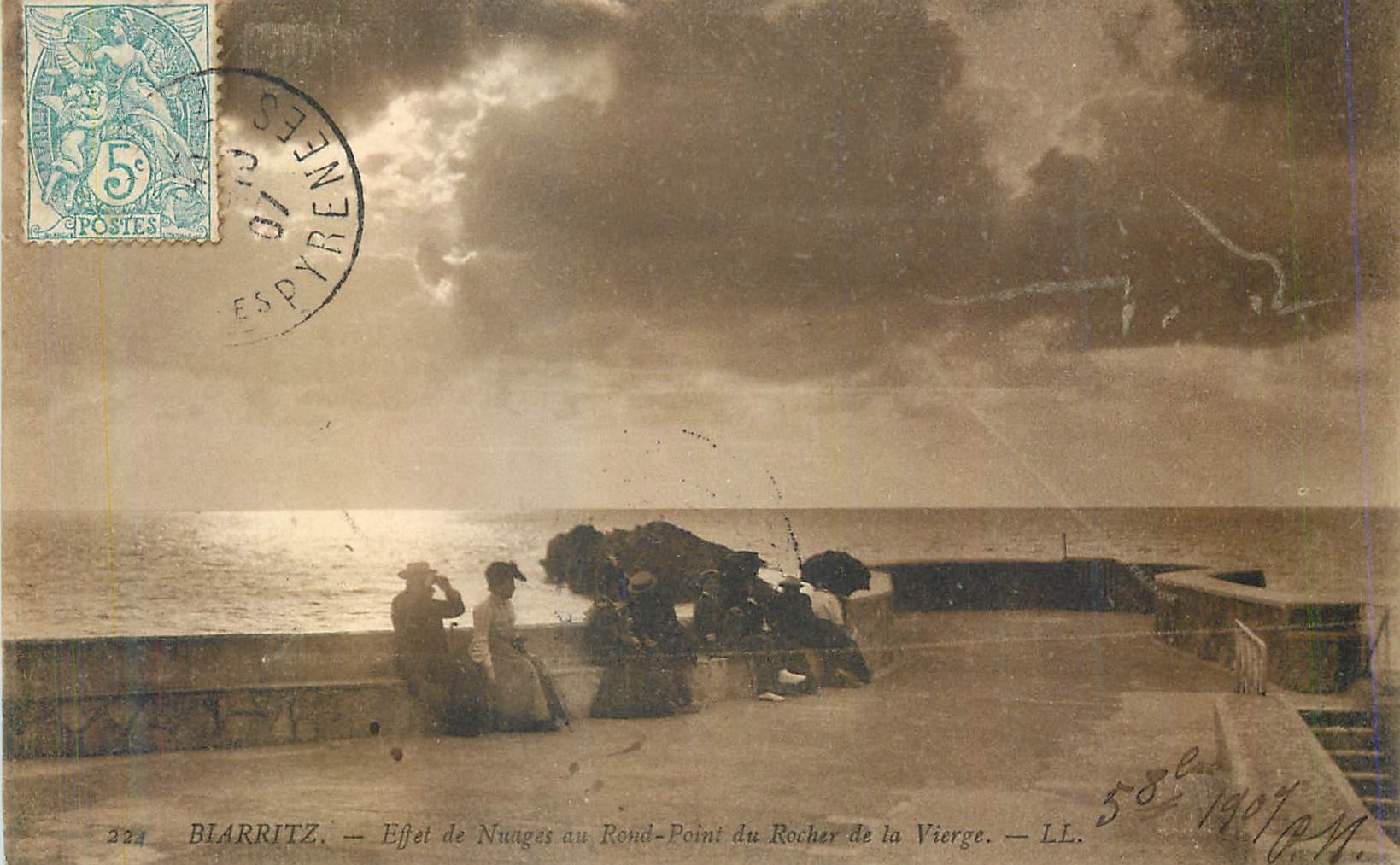 CPA Biarritz Effet de Nuages au Rond du Rocher de la Vierge