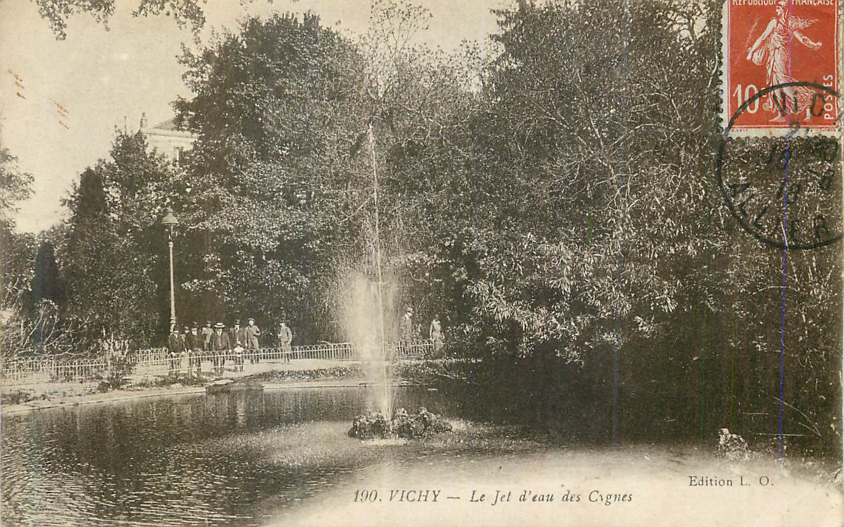 CPA Vichy Le Jet d'Eau des Cygnes