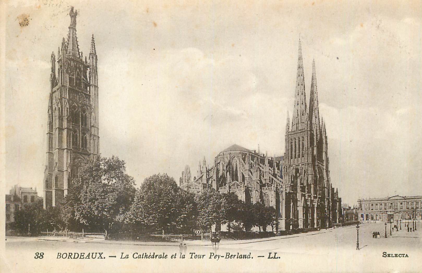 CPA Bordeaux La Cathedrale et la Tour Pey Berland