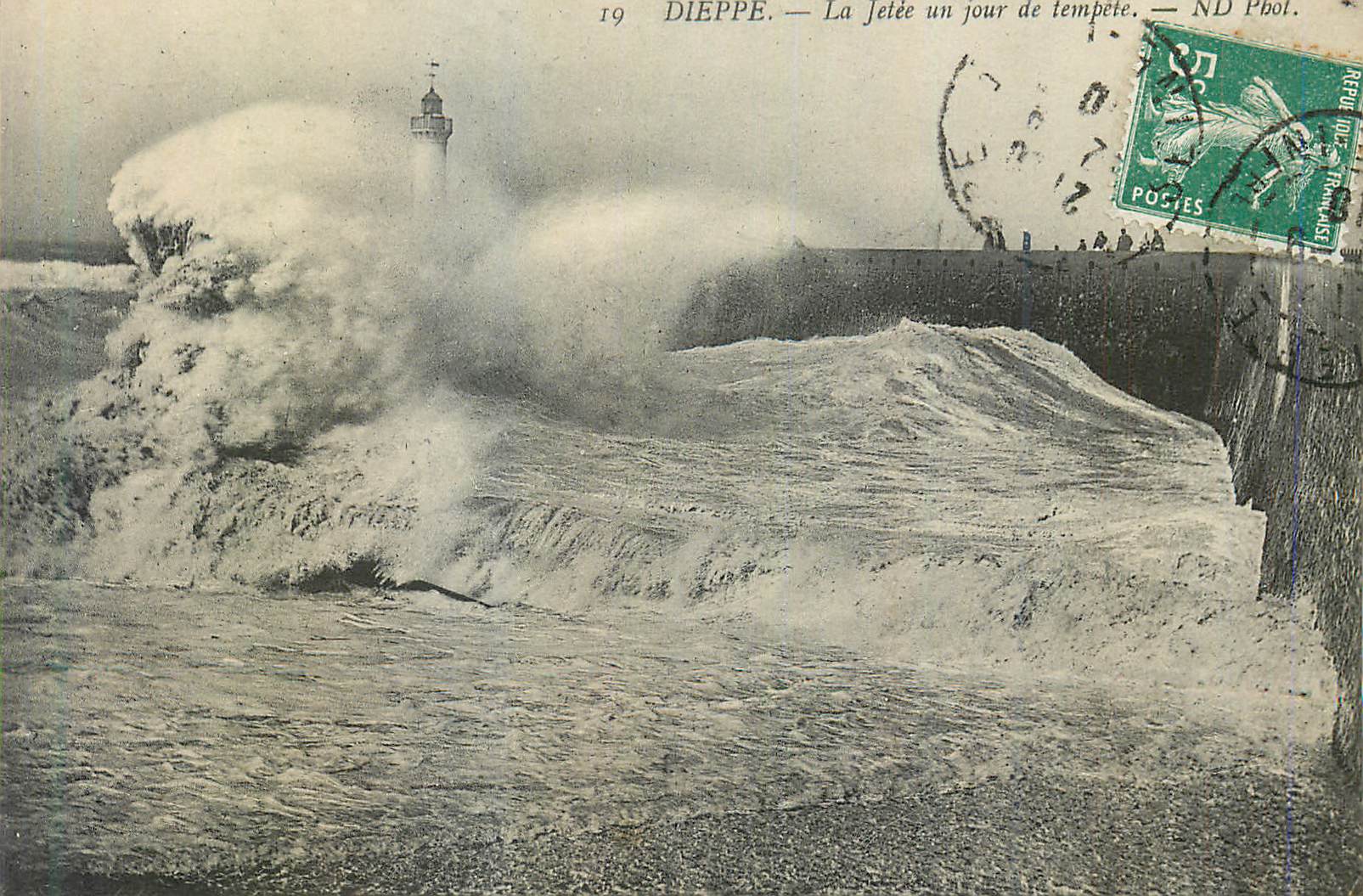 CPA Dieppe La Jetee un Jour de Tempete