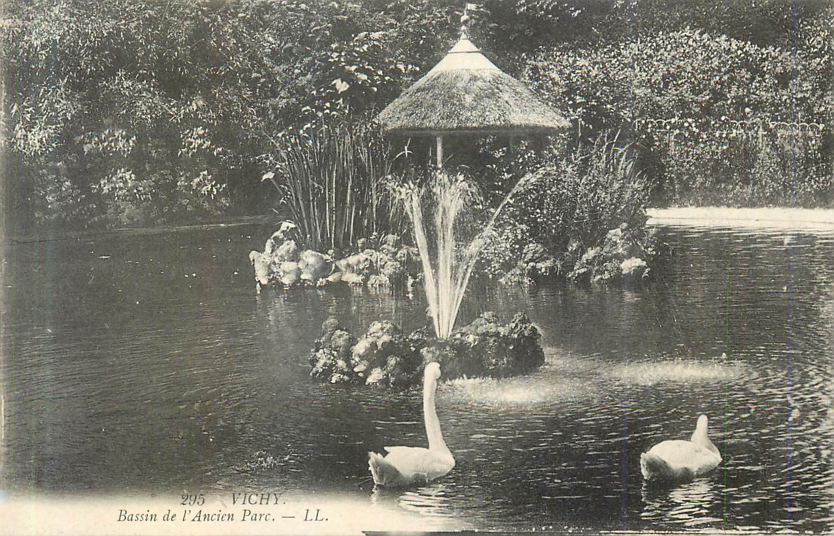 CPA Vichy Bassin de l'Ancien Parc Cygnes