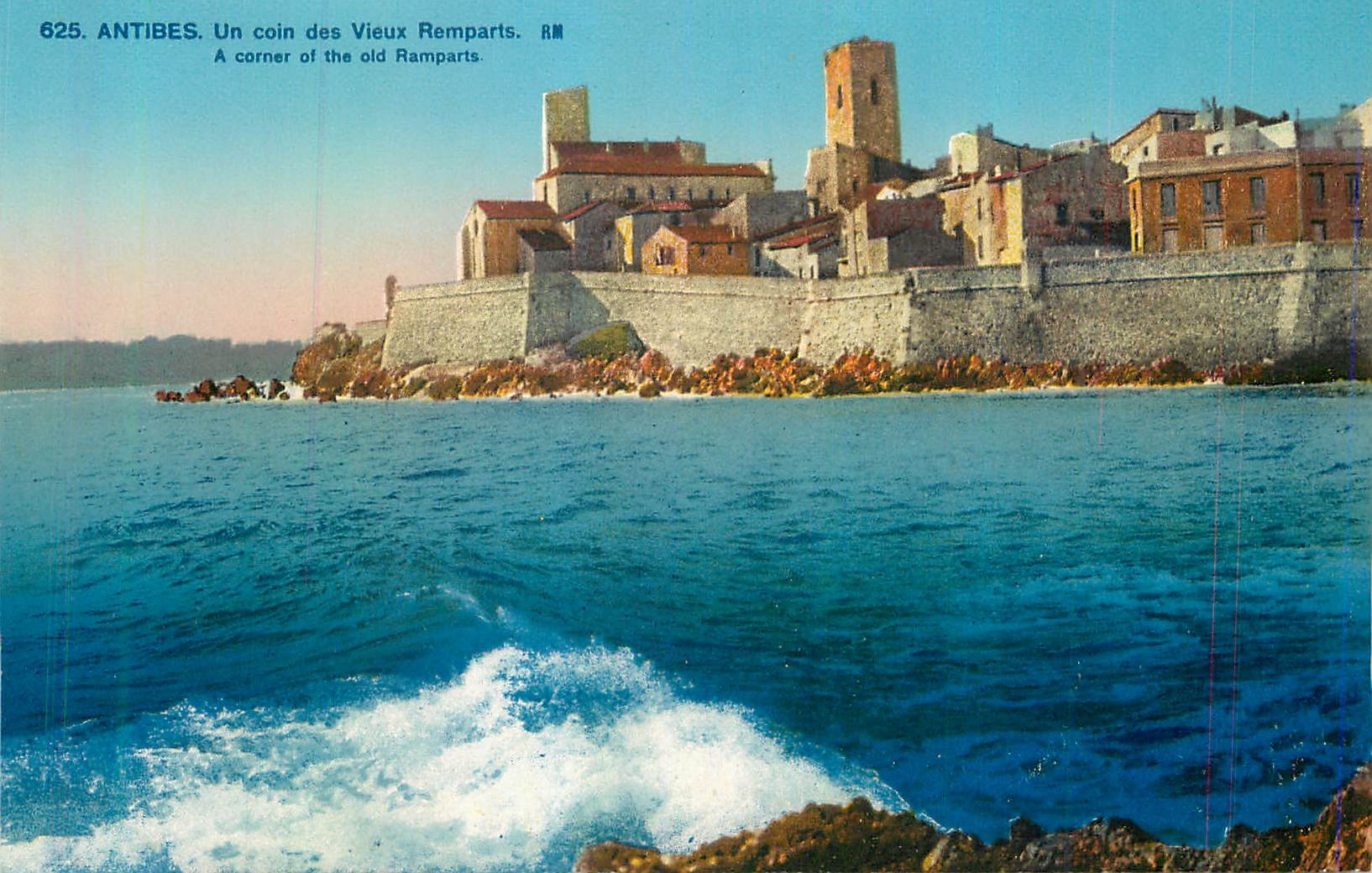 CPA Antibes Un Coin des Vieux Remparts