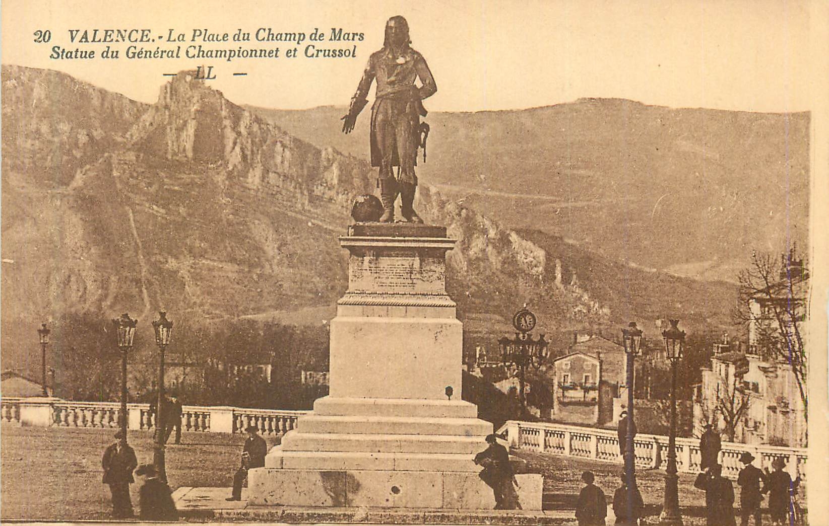 CPA Valence La Place du Champ de Mars Statue du General Championnet et Crussol