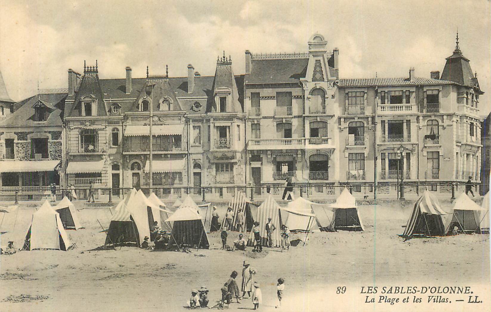 CPA Les Sables d'Olonne La Plage et les Villas
