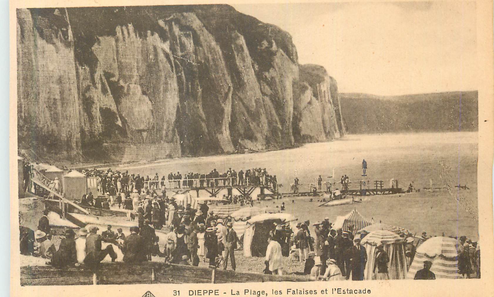 CPA Dieppe la Plage les Falaises et l'Estacade