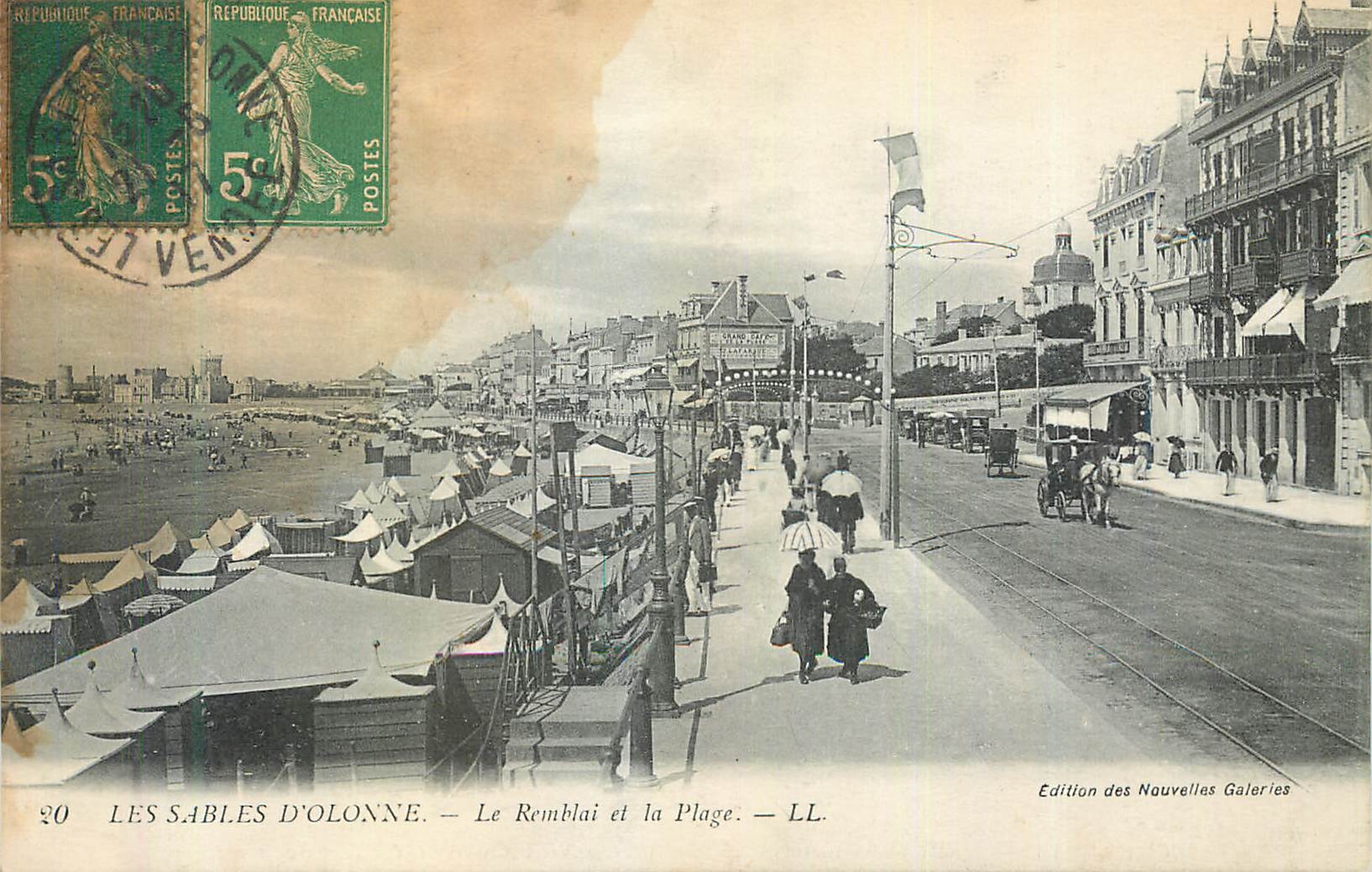 Les Sables d'Olonne — Le Remblai et la Plage — Edition des Nouvelles Galeries