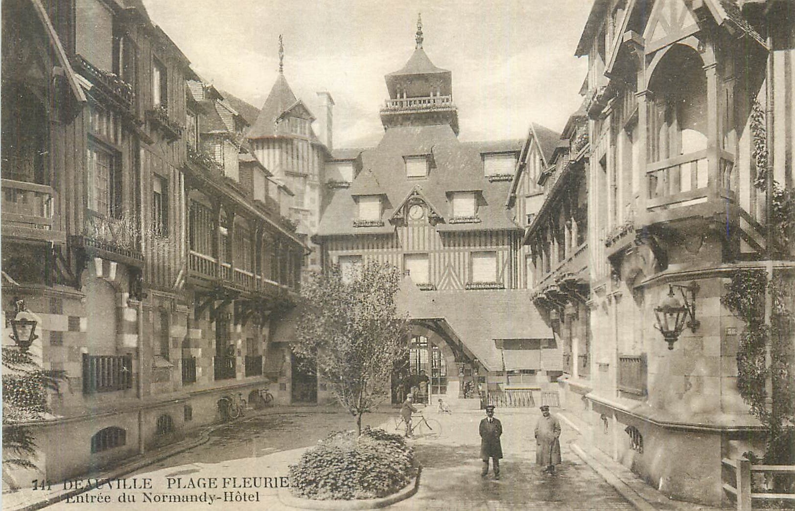 Deauville Plage-Fleurie — Entrée du Normandy-Hôtel — série 141