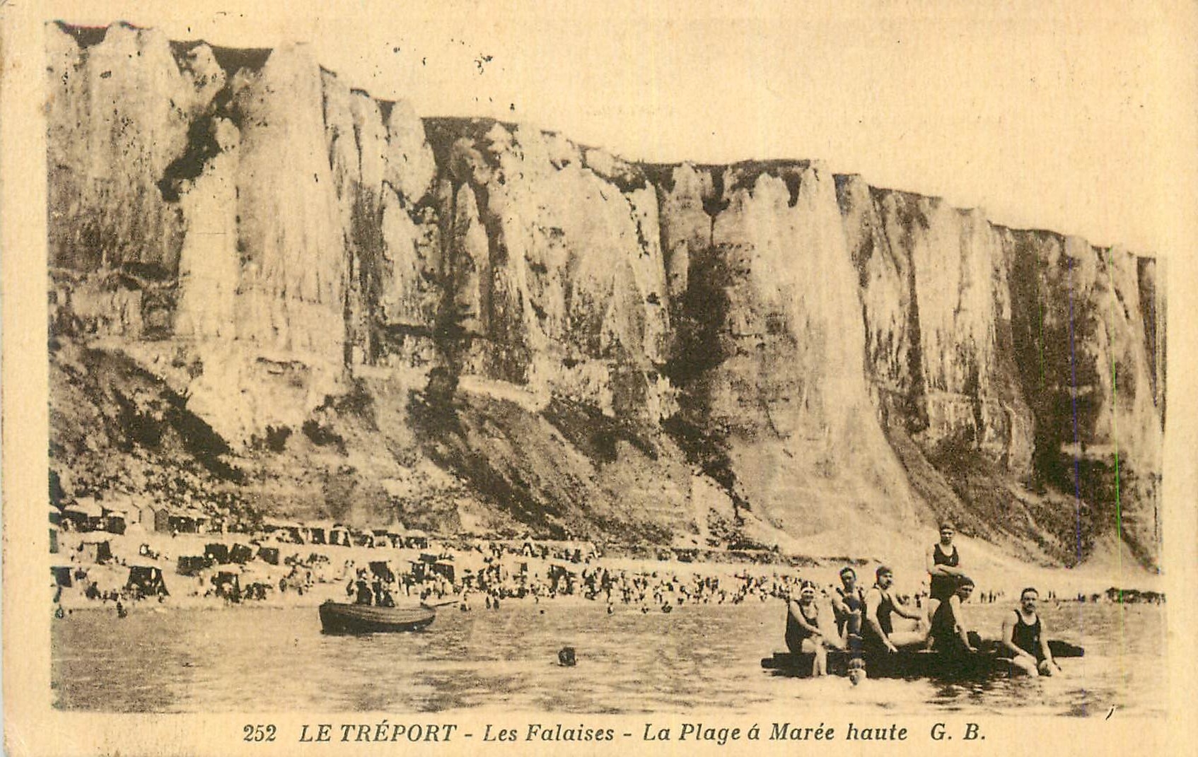 CPA le Treport les Falaises la Plage a Maree Haute