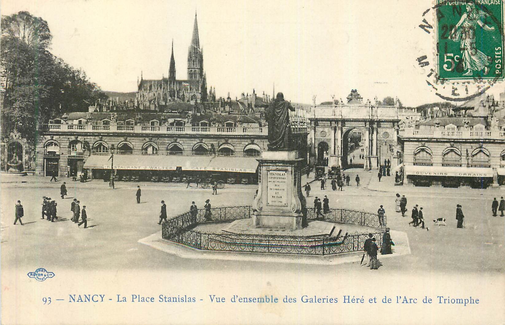 NANCY - La Place Stanislas - Vue d'ensemble des Galeries Héré et de l'Arc de Triomphe