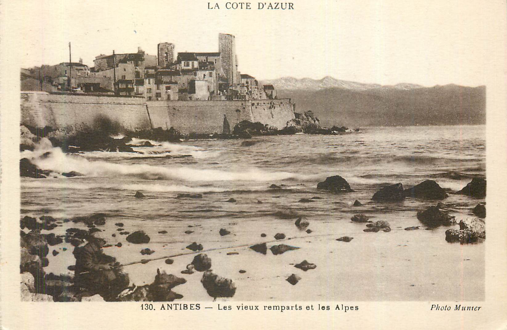 CPA Antibes La Cote d'Azur Les Vieux Remparts et les Alpes
