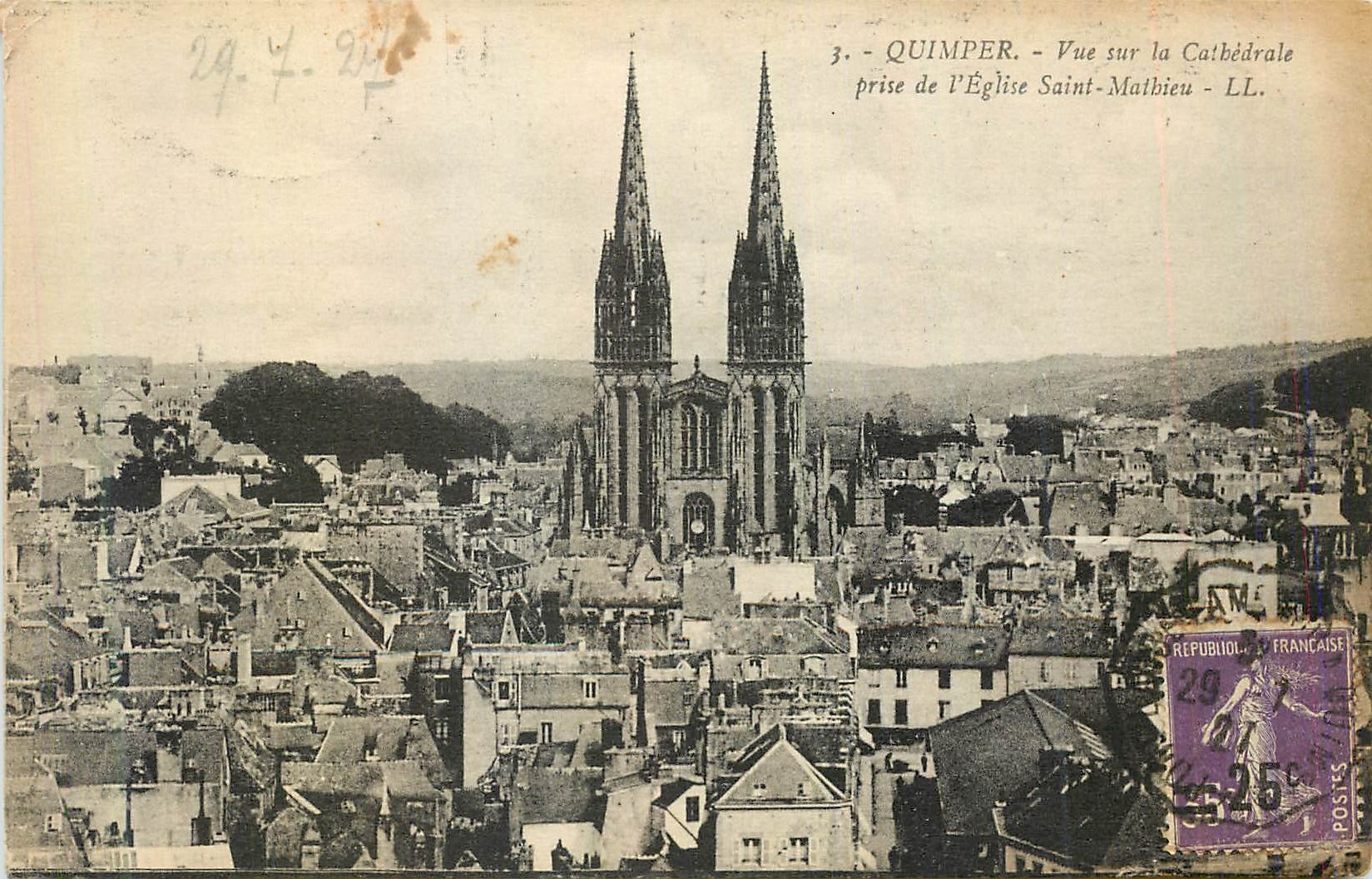 CPA Quimper Vue sur la Cathedrale prise de l'Eglise Saint Mathieu