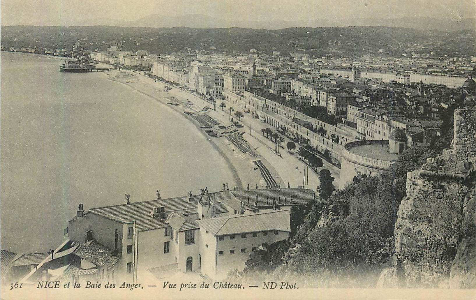 CPA Nice et la Baie des Anges Vue Generale prise du Chateau
