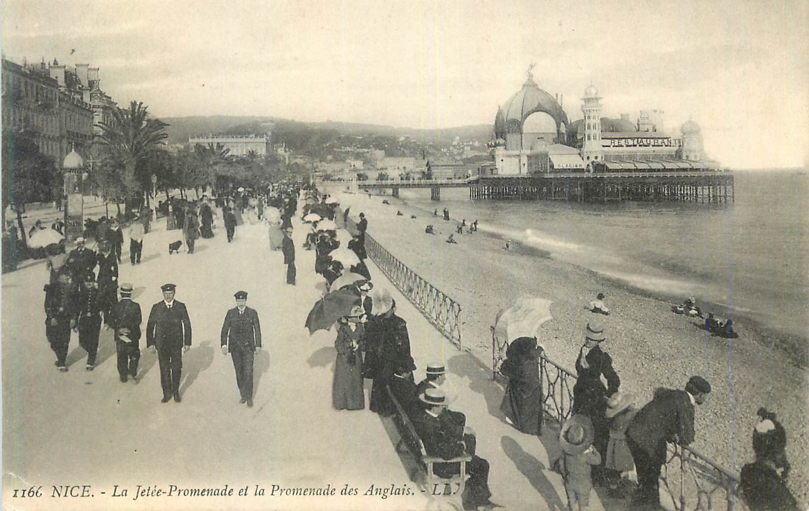 CPA Nice La Jetee Promenade et la Promenade des Anglais