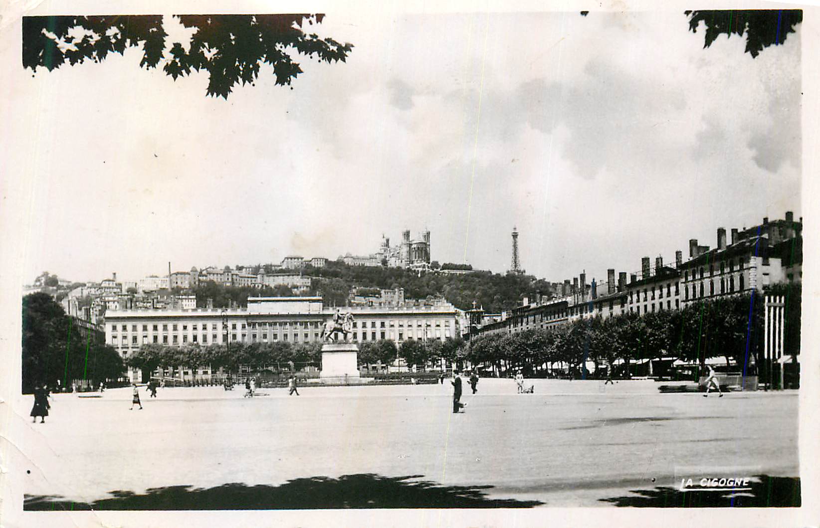CPM Lyon (Rhone) Place Bellecour et Coteau de Fourviere