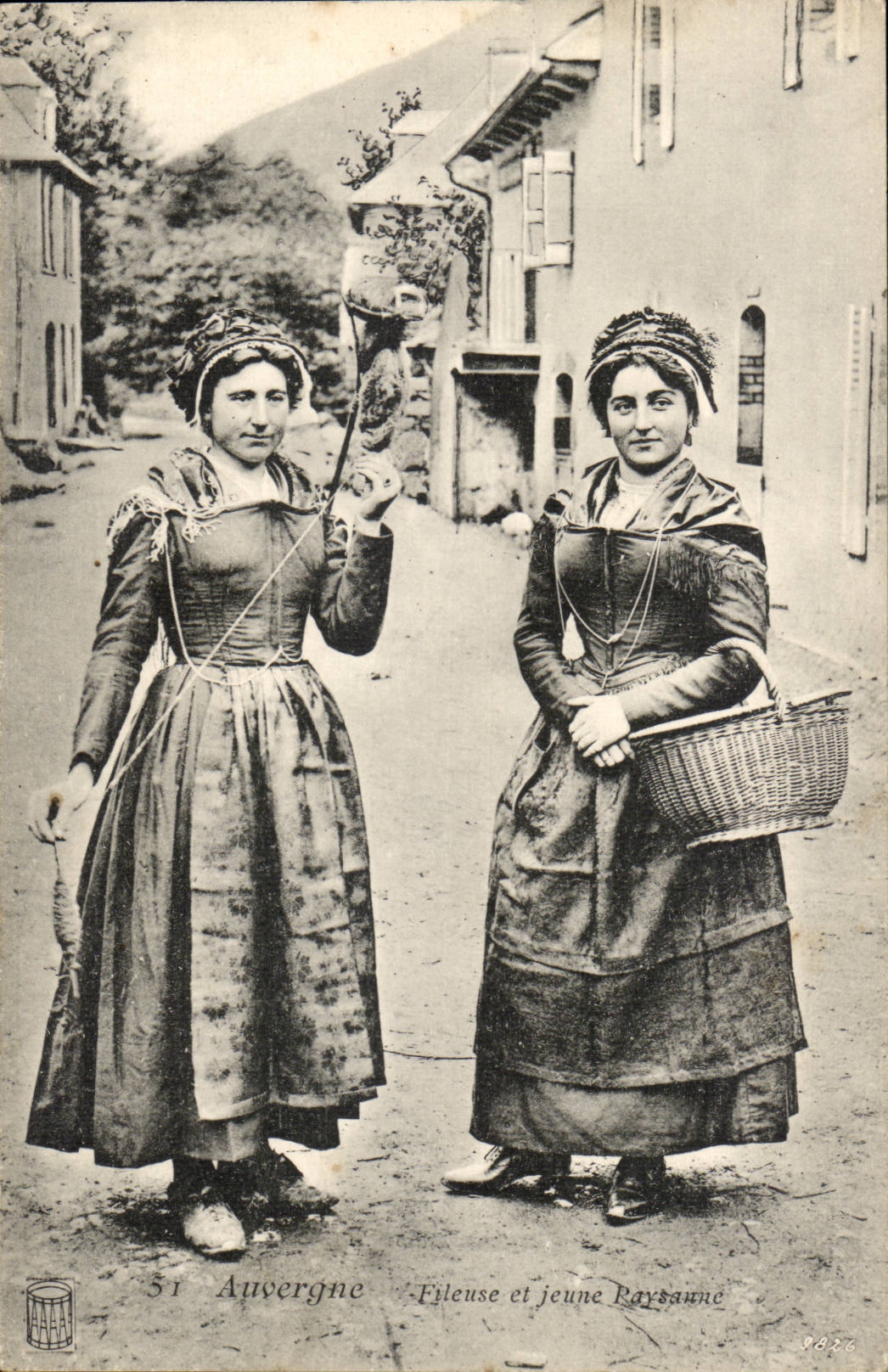 Deux jeunes femmes en costume traditionnel — Auvergne — éditeur ARRAF, n° 9624