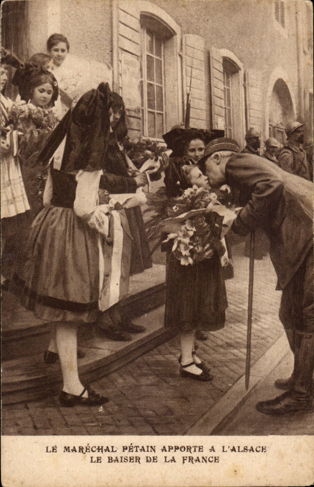 Costumes Alsace - Le Marechal petain apporte a l'Alsace le Baiser de la France - CPA 