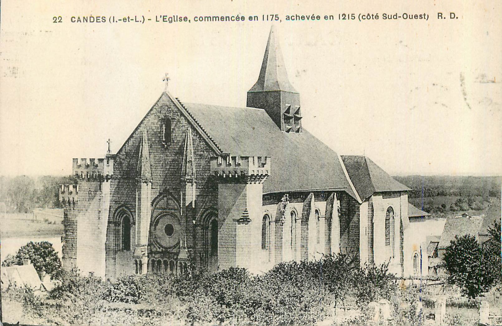 CPA Candes (I et L) L'Eglise Commencee en 1175 achevee en 1215 (Cote Sud Ouest)