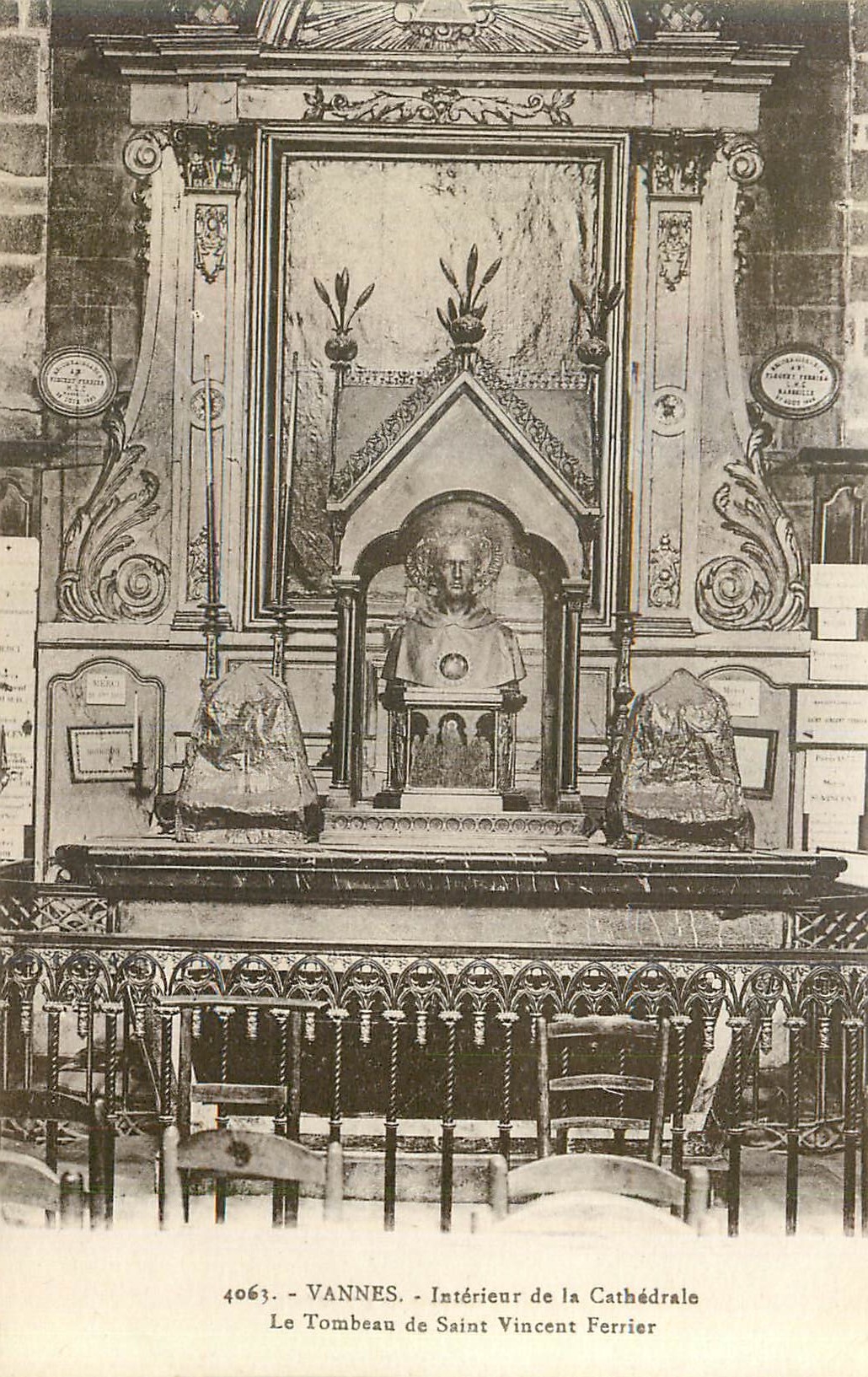 CPA Vannes Interieur de la Cathedrale Le Tombeau de Saint Vincent Ferrier