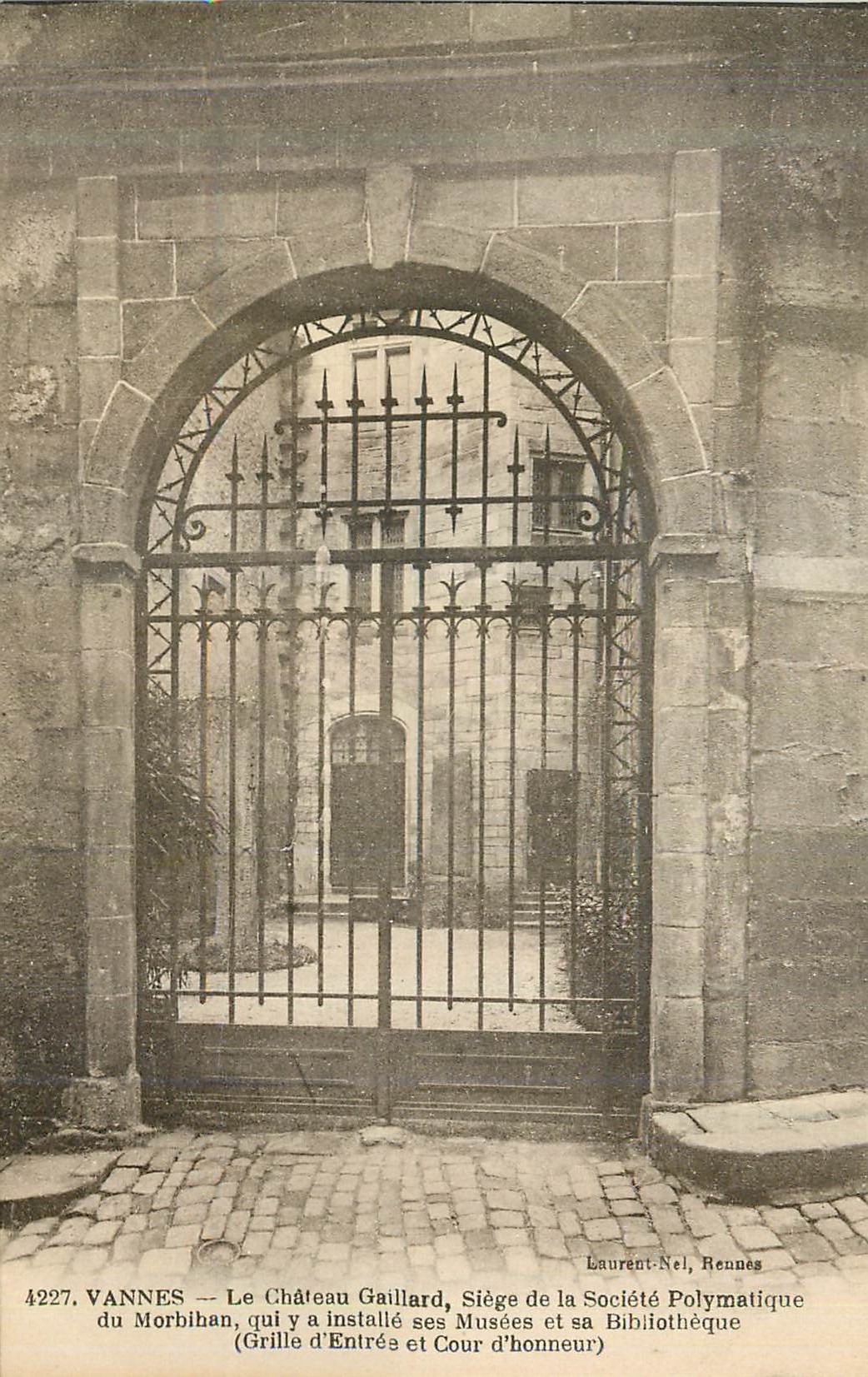 CPA Vannes Le Chateau Gaillard Siege de la Societe Polymatique du Morbihan