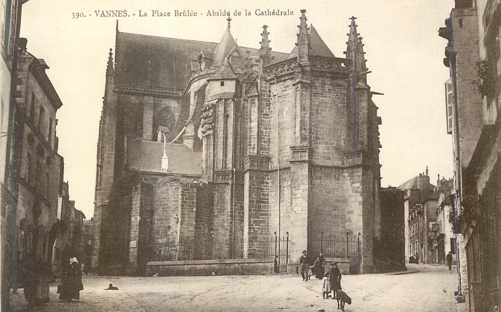 CPA Vannes La Place Brulee Abside de la Cathedrale