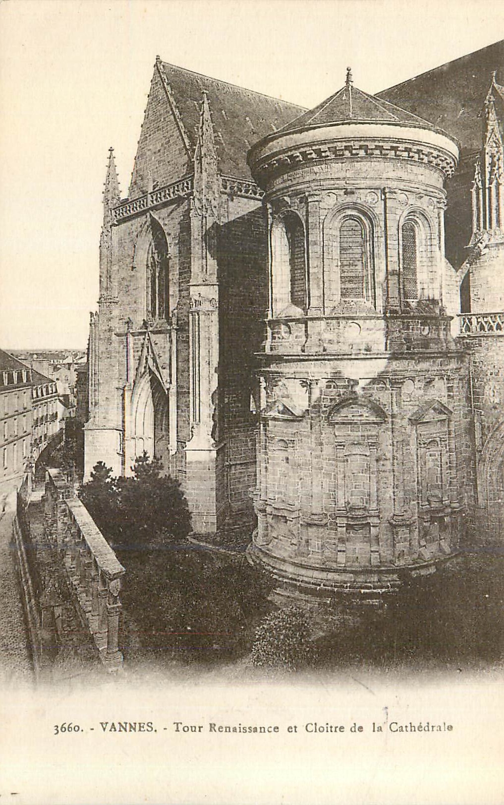 CPA Vannes Tour Renaissance et Cloitre de la Cathedrale