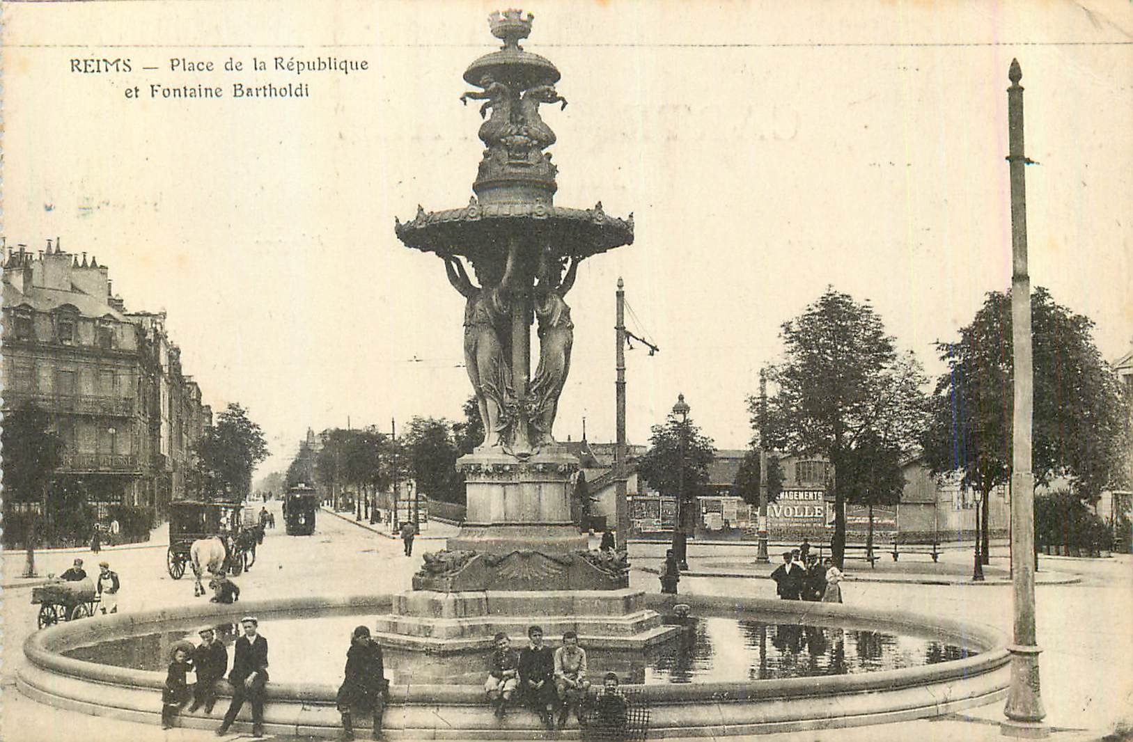 CPA Reims Place de la Republique et Fontaine Bartholdi