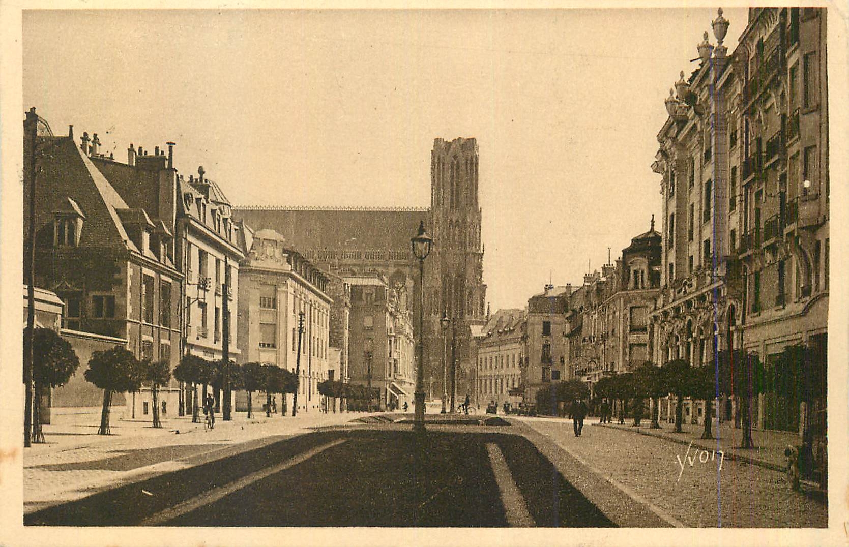 CPA Reims (Marne) La Douce France Le Cours J B Langlet et la Cathedrale