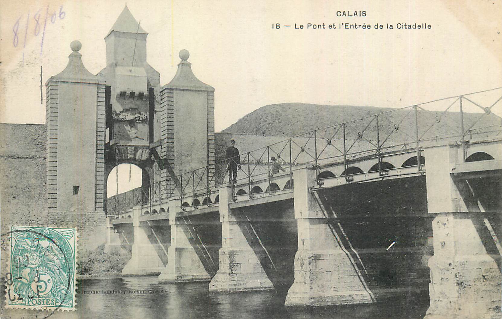 CPA Calais Le Pont et l'Entree de la Cathedrale