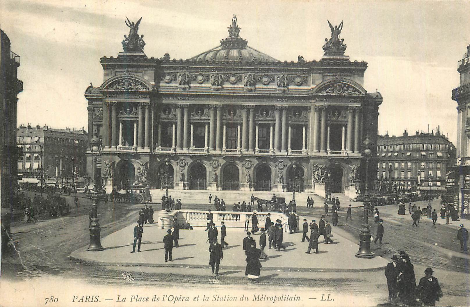 CPA Paris La Place de l'Opera et la Station du Metropolitain