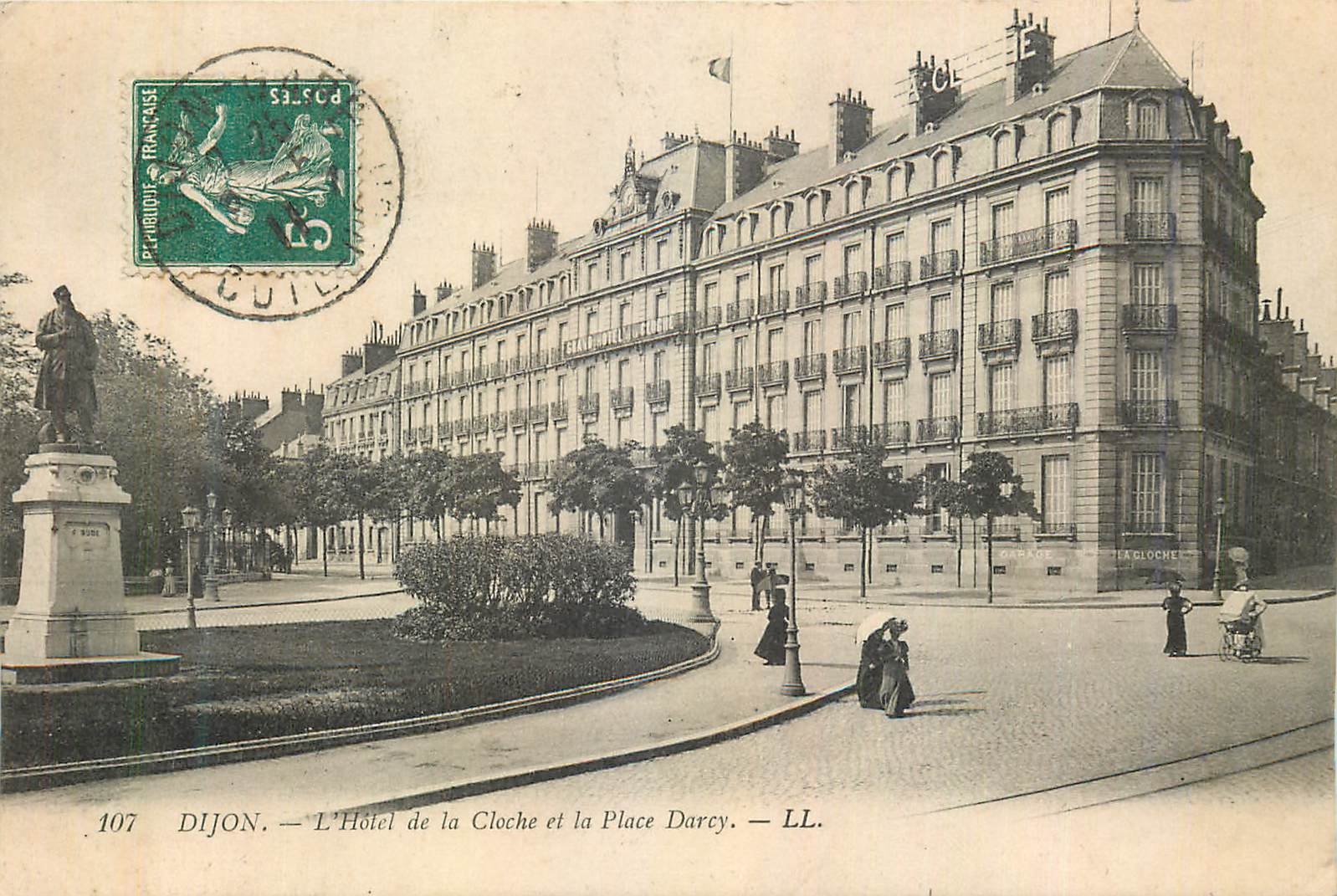CPA Dijon L'Hotel de la Cloche et la Place Darcy