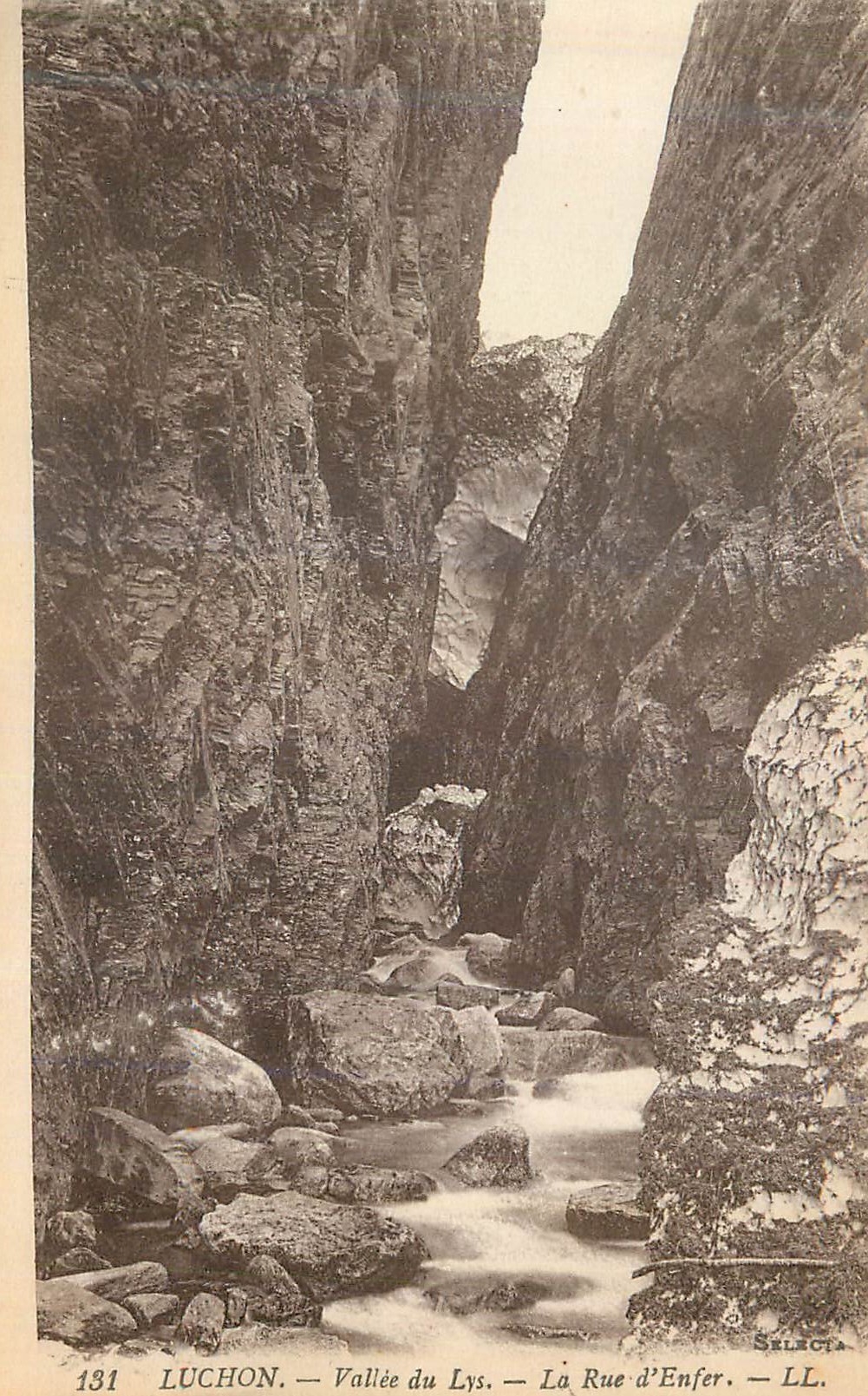 CPA Luchon Vallee du Lys La Rue d'Enfer