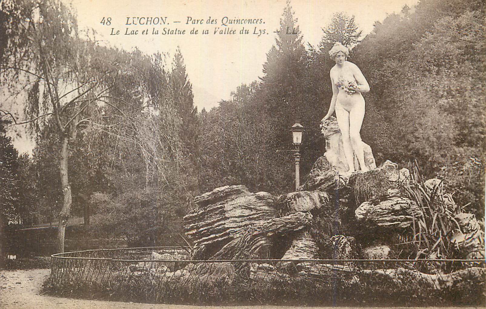 CPA Luchon Parc des Quinconces Le Lac et la Statue de la Vallee du Lys