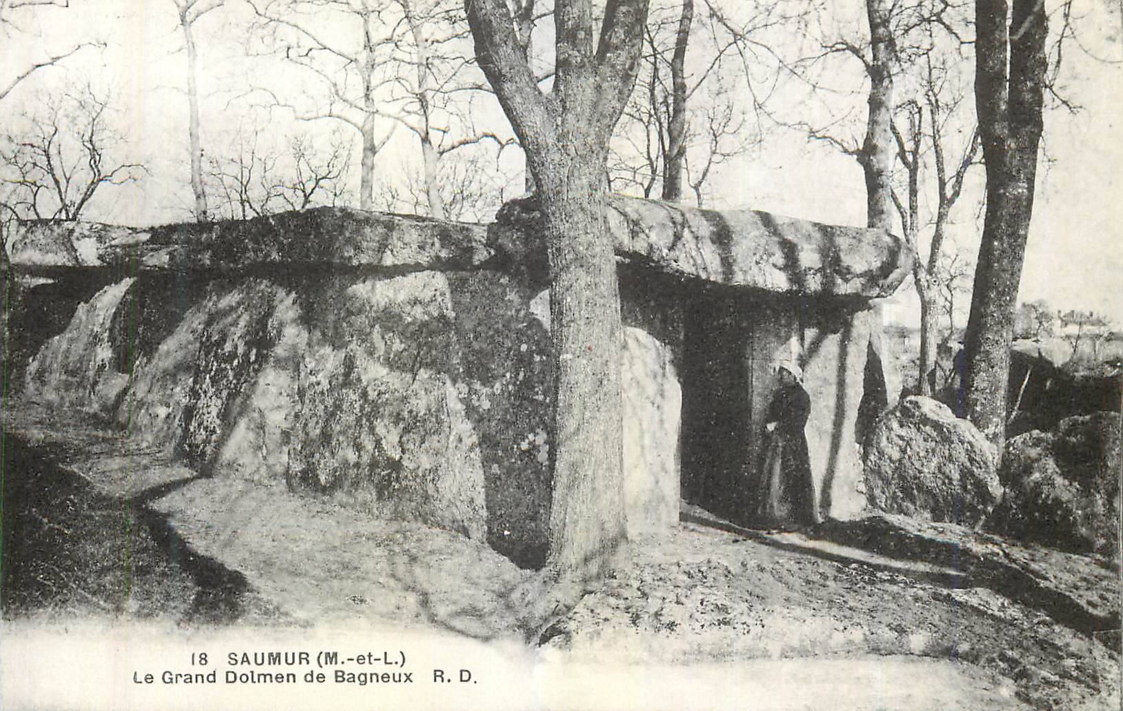 CPA Saumur (M et L) Le Grand Dolmen de Bagneux