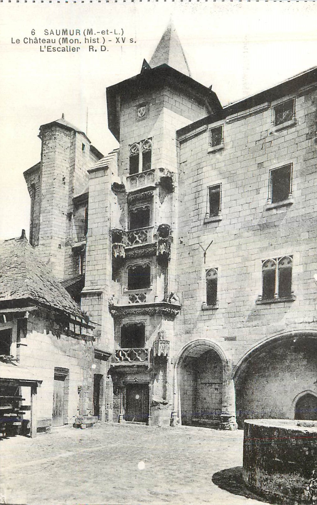 CPA Saumur (M et L) Le Chateau (Mon Hist) XVe S L'Escalier