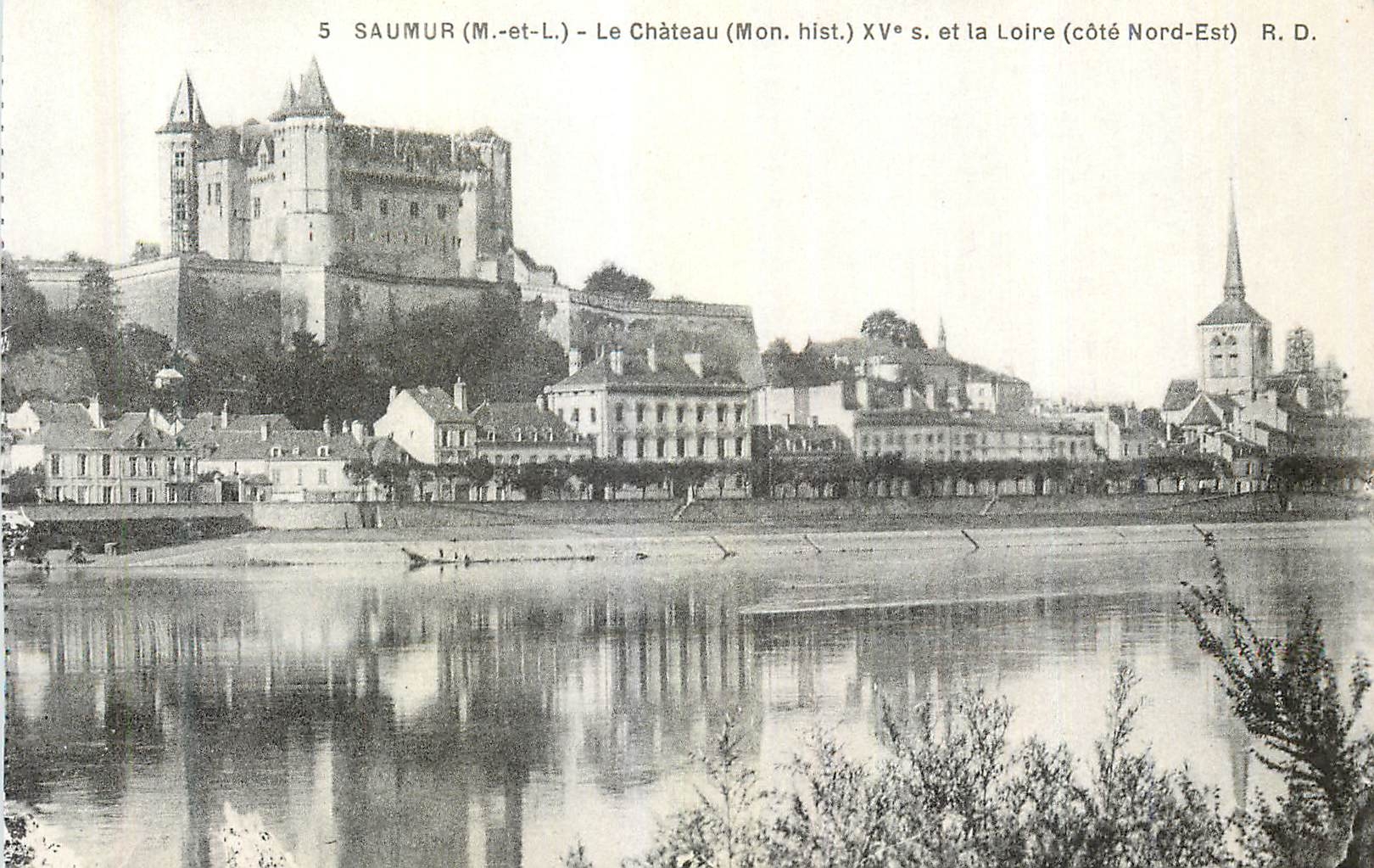 CPA Saumur (M et L) Le Chateau (Mon Hist) XVe et la Loire (Cote Nord Est)
