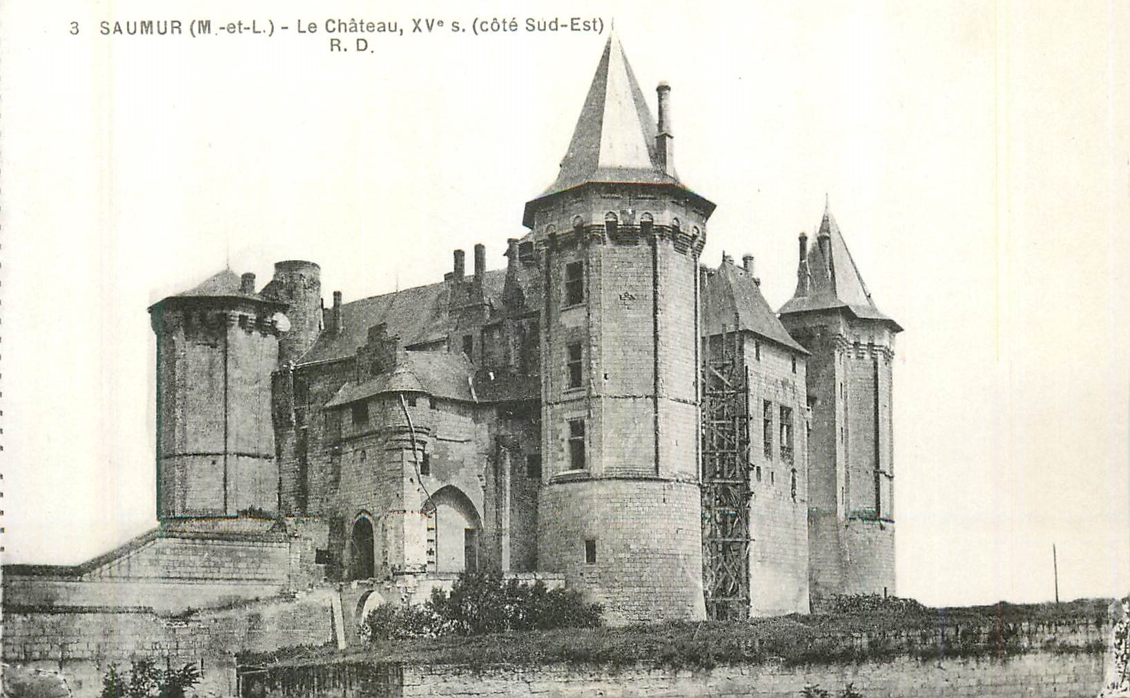 CPA Saumur (M et L) Le Chateau XVe S Entree (Cote Sud)