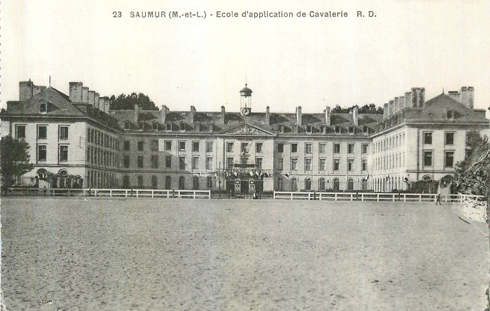 CPA Saumur (M et L) Ecole d'Application de Cavalerie Militaria