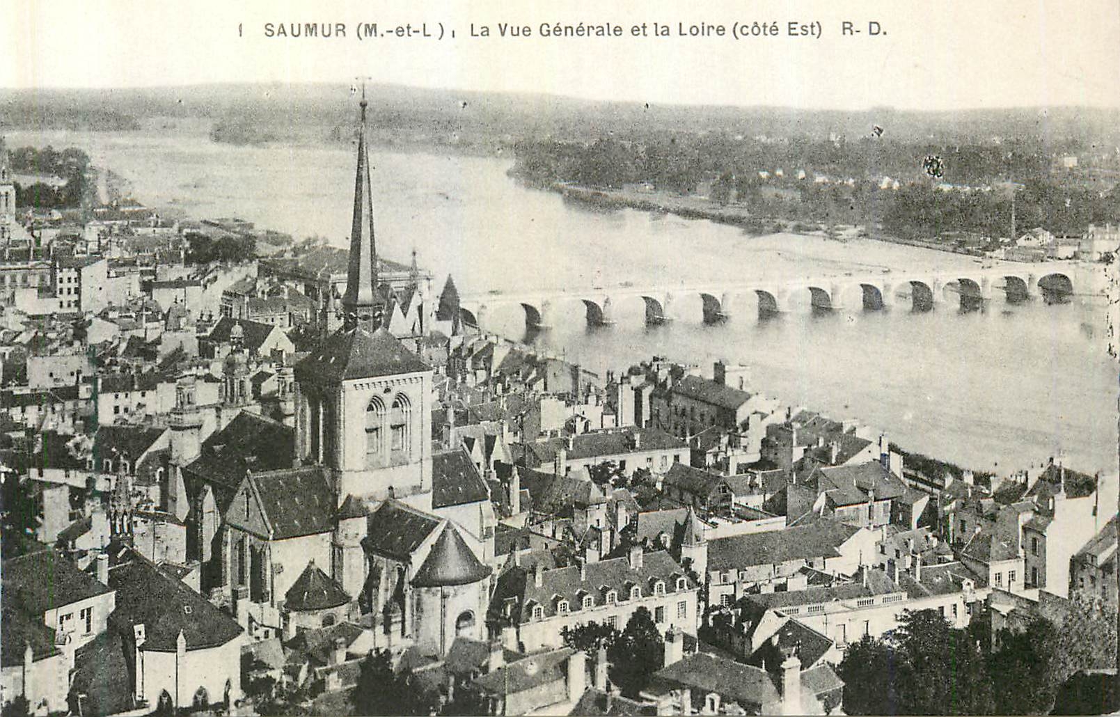 CPA Saumur (M et L) La Vue Generale et la Loire (Cote Est)